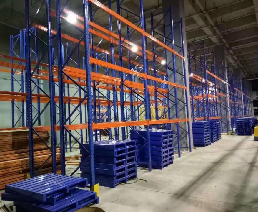 橫梁貨架安裝現(xiàn)場